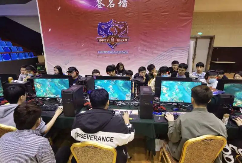 人关注的焦 人关注的焦